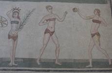 Bikinimädchen, Piaza Armenia